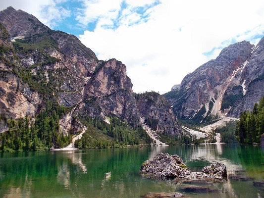 15. Hordy turistů sem jezdí za překrásnými horami a křišťálově čistými jezery. Nejlépe dohromady. Pragser Wildsee
